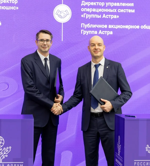 Представители «Астры» и «Макро Групп» подписывают соглашение о сотрудничестве