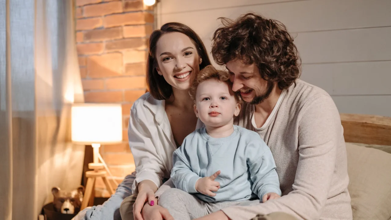 Родители с ребёнком дома