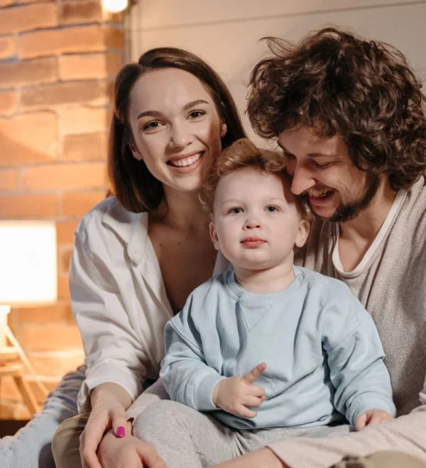 Родители с ребёнком дома