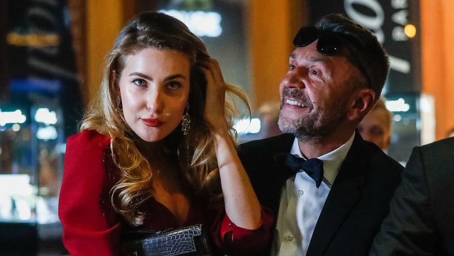 Сергей Шнуров показал новую спутницу Сергей Шнуров показал новую спутницу