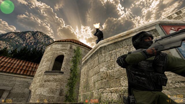 Counter-Strike 1.6: контртеррорист на крыше на фоне облачного неба