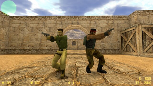 Counter-Strike 1.6: двое бойцов с пистолетами у стены пустынной карты