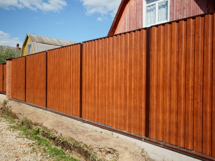 В чем преимущества заборов из профнастила