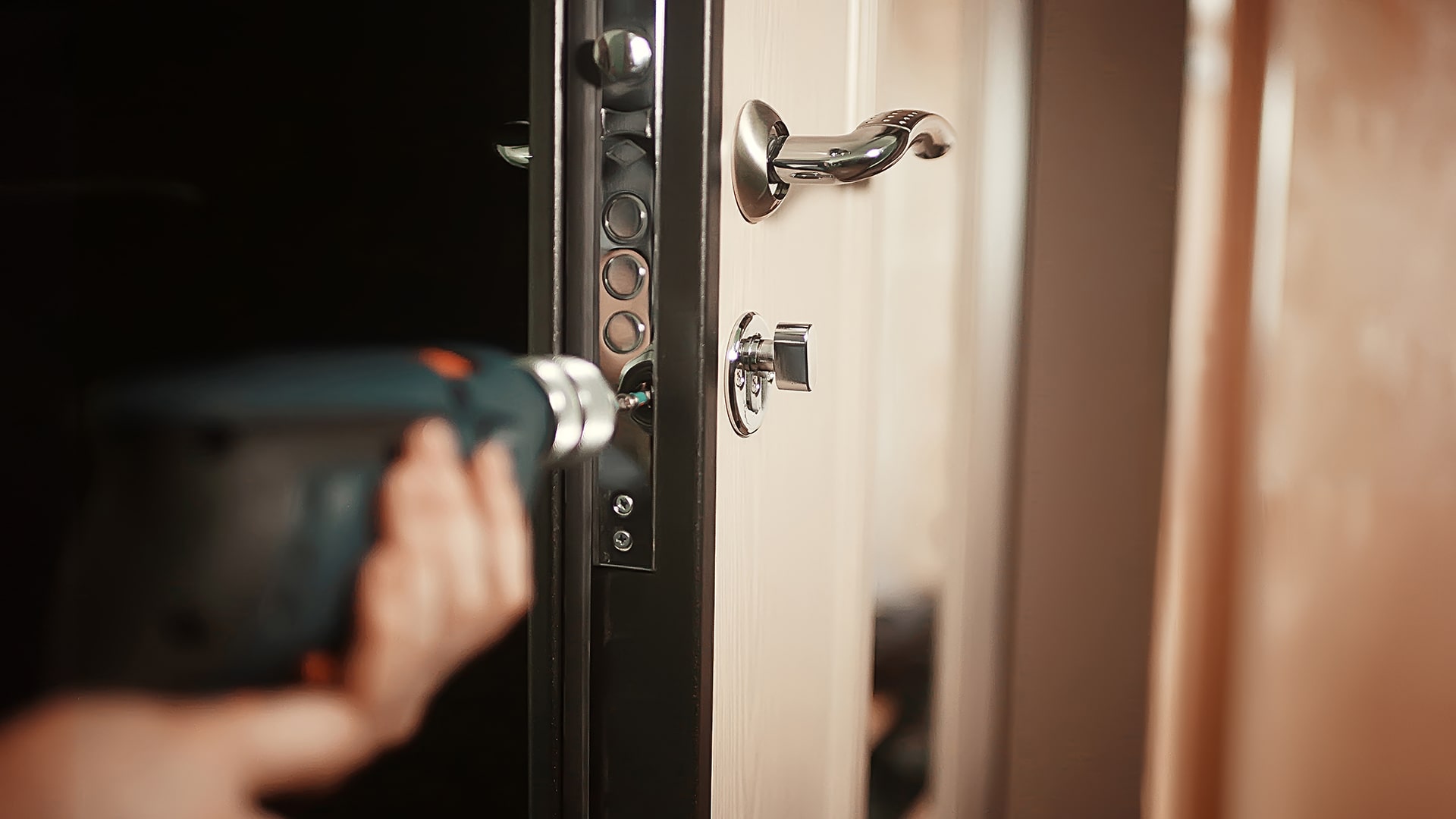 Master lock quatro ml-300. Двери и замки мытищи. Двери и замки мытищи. Двери и замки мытищи. Взломанная дверь в квартиру.