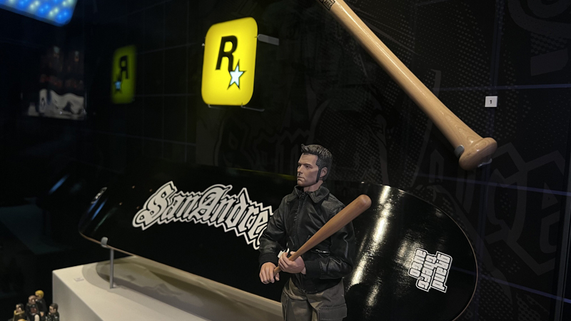 Лампа Rockstar Games, скейтборд с рекламой GTA: San Andreas, бейсбольная бита и фигурка Клода из GTA 3.