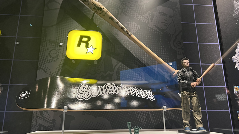 Лампа Rockstar Games, скейтборд с рекламой GTA: San Andreas, бейсбольная бита и фигурка Клода из GTA 3.
