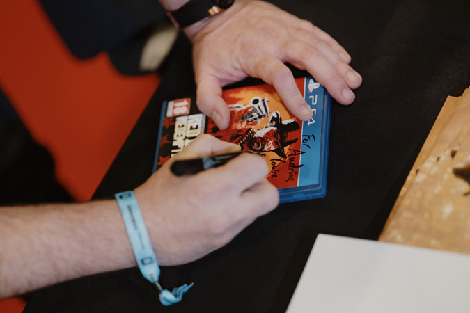 Роджер Кларк подписывает копию RDR 2.