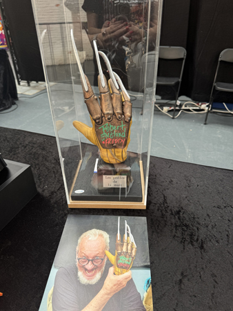 Перчатка из фильма о Фредди Крюгере.