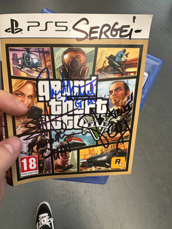 Автографы любимых актёров на коробке с GTA 5 для PS5.