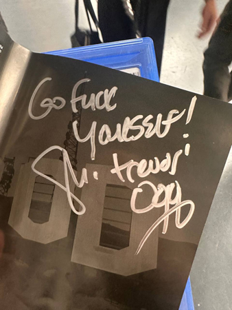 Автографы любимых актёров на коробке с GTA 5 для PS5.