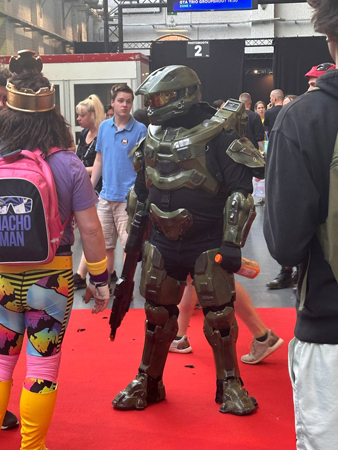 Косплей на Мастера Чифа из Halo.