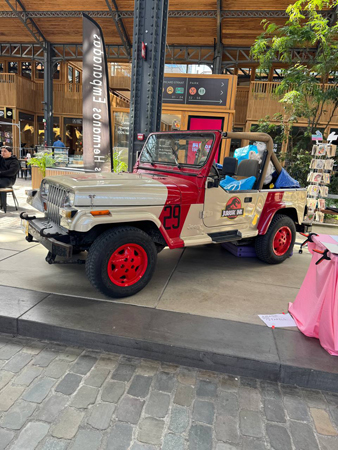 Джип из 'Парка Юрского периода'.