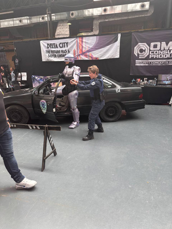 Стенд с 'Робокопом'.