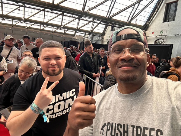 Селфи с Шоном Фонтено. А вот тут видно, сколько народу собралось.