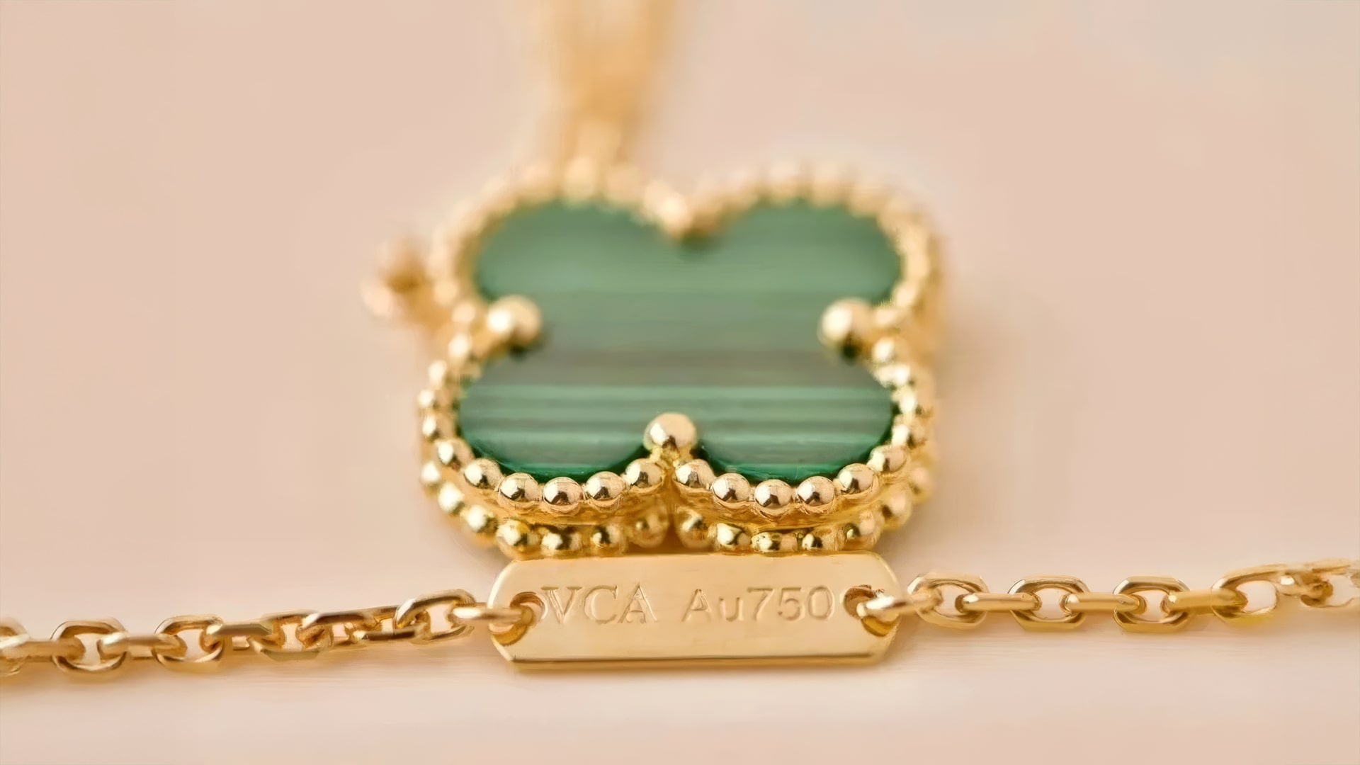 Подвеска Van Cleef & Arpels Alhambra из 18-каратного жёлтого золота с малахитом