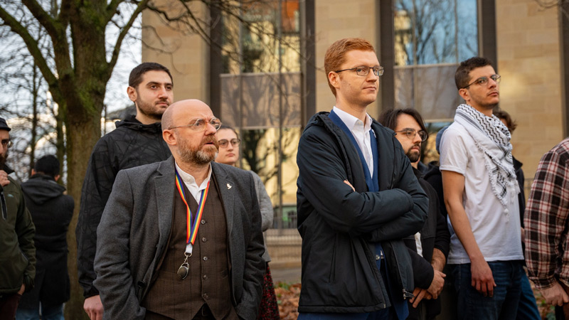 Росс Грир у фасада Rockstar North