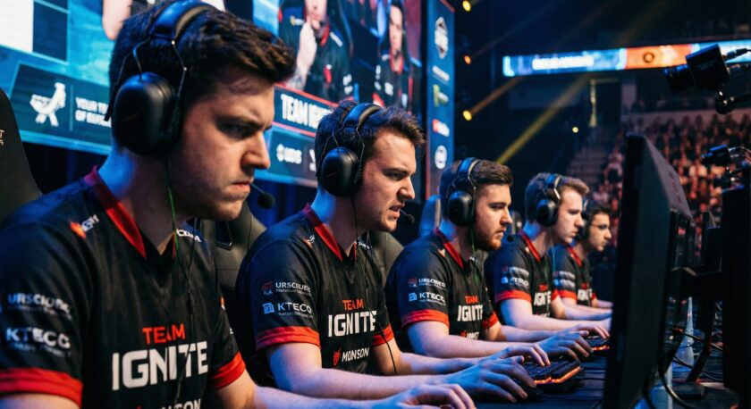 Профессиональная команда по CS2 сосредоточена во время матча