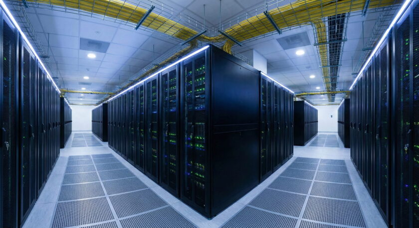 Коридор современного дата-центра с рядами серверных стоек