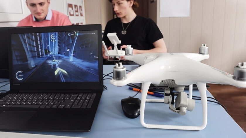 Беспилотный аппарат и ноутбук с ПО для симуляции полета