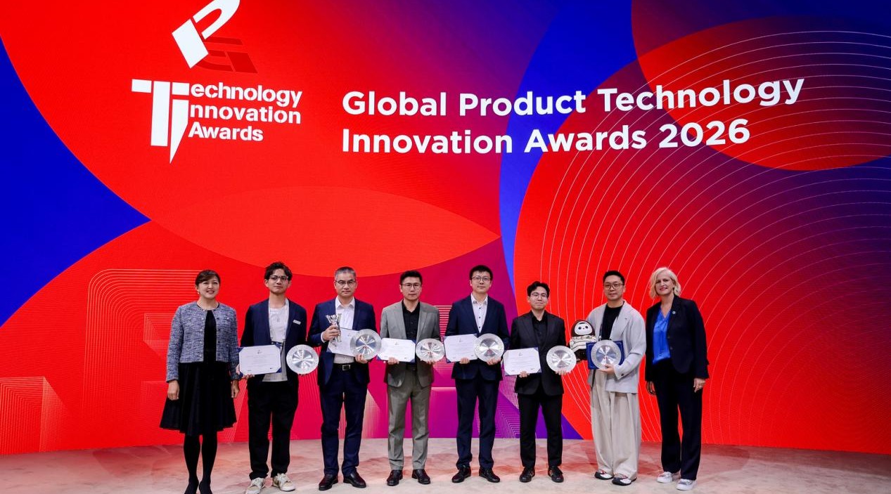 Представители TCL с наградами Global Product Technology Innovation Awards 2026