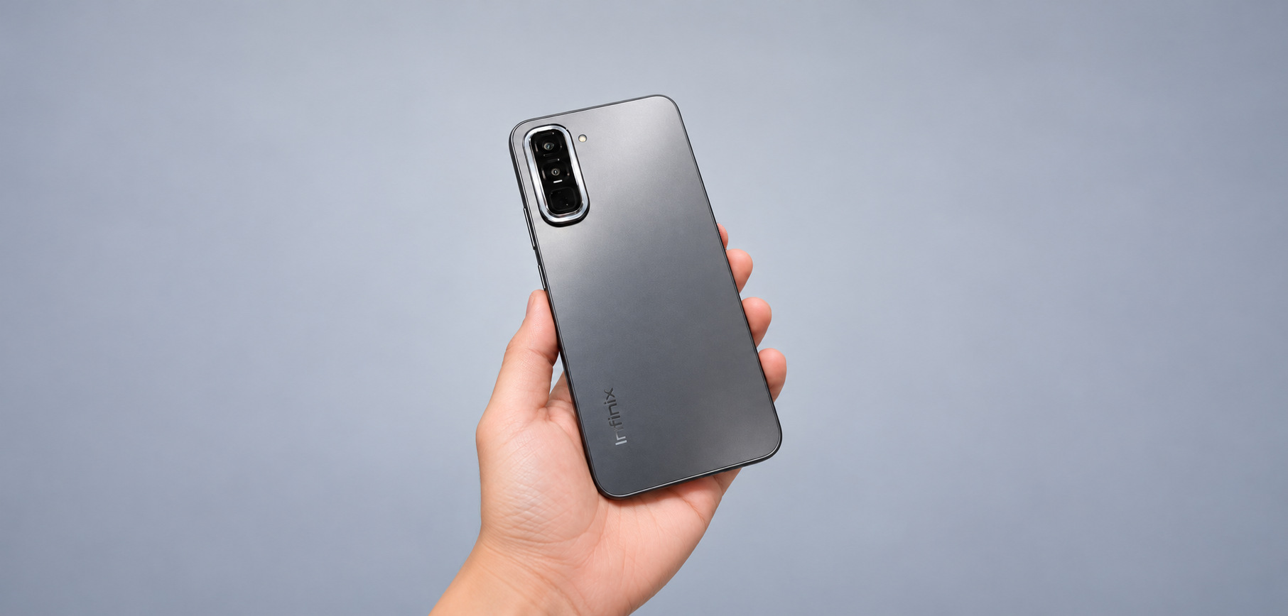Infinix HOT 70 в руке: задняя панель и камеры