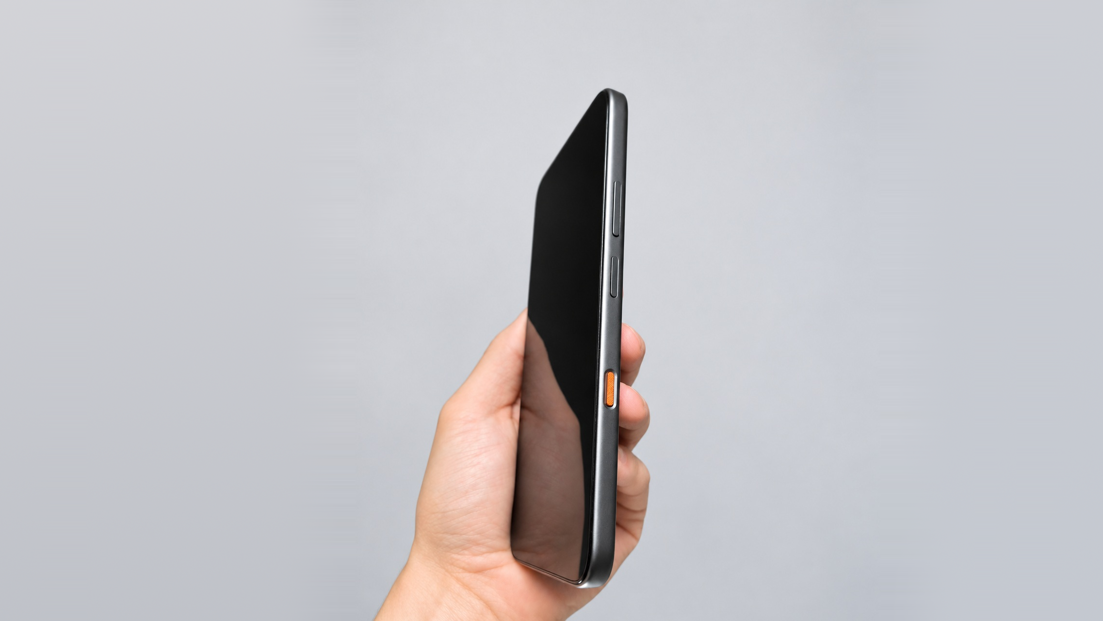 Infinix HOT 70 в руке, вид на боковые кнопки
