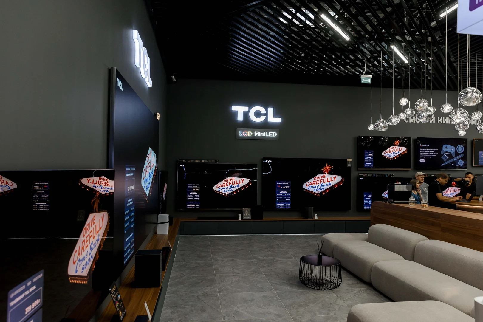 Телевизоры TCL в демонстрационном зале