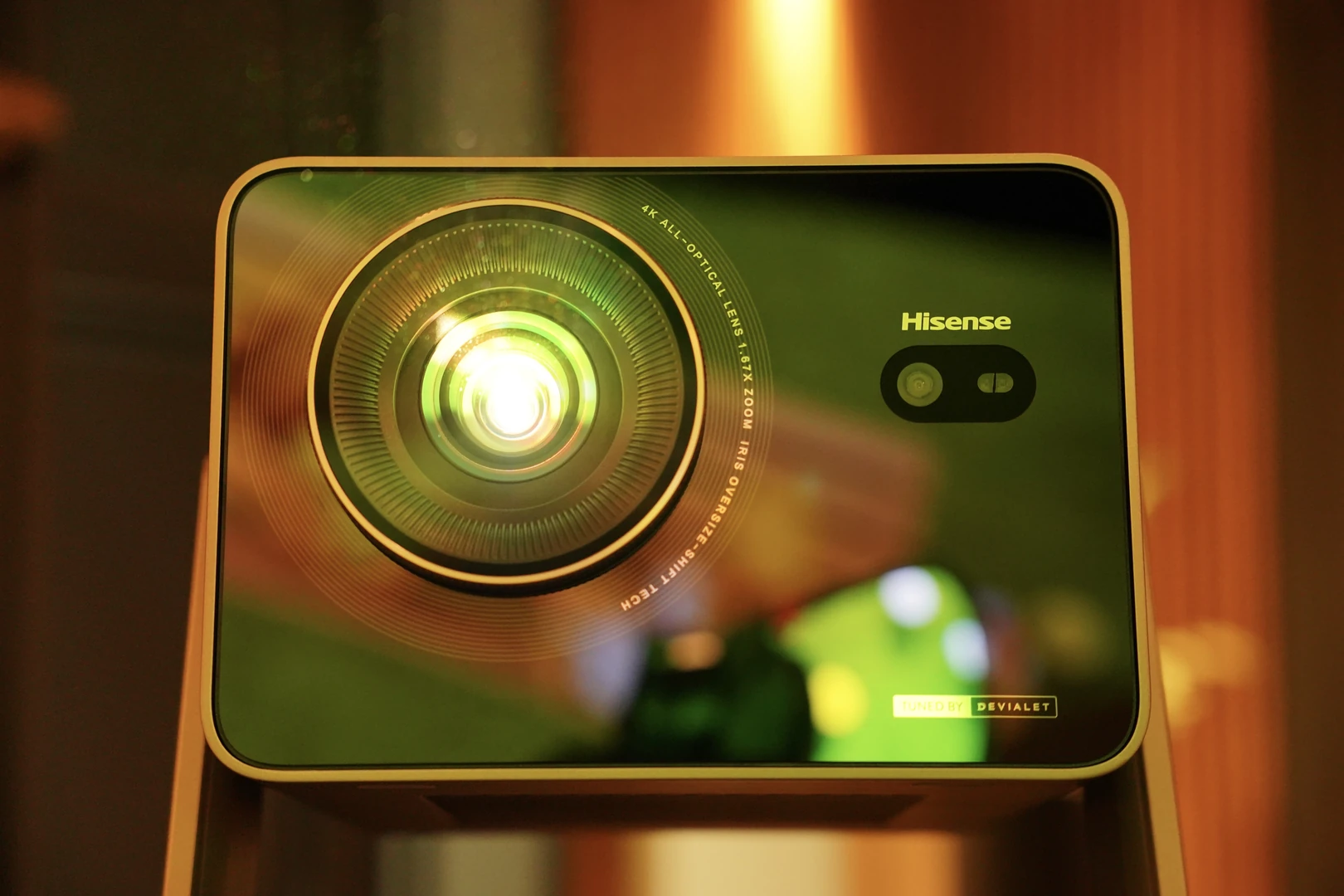 Лазерные проекторы Hisense в демонстрационном зале